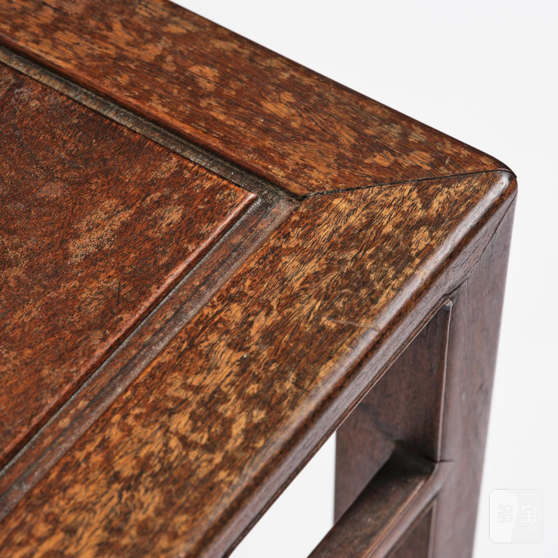 A hardwood table, - 图9